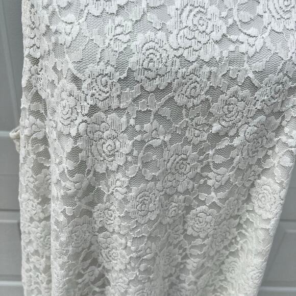 TORRID 1 ( 1X 14-16) lace halter neck, sleeveless top, off white - Picture 4 of 10